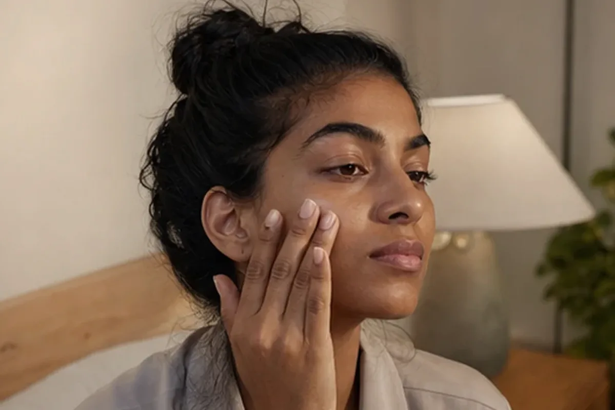 Emotionaler und authentischer Anwendungsmoment rund um Hyaluron-Serum für empfindliche Haut