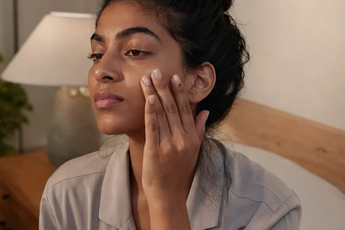 Authentische Beauty-Routine passend zum Thema Feuchtigkeitsserum bei ersten Fältchen