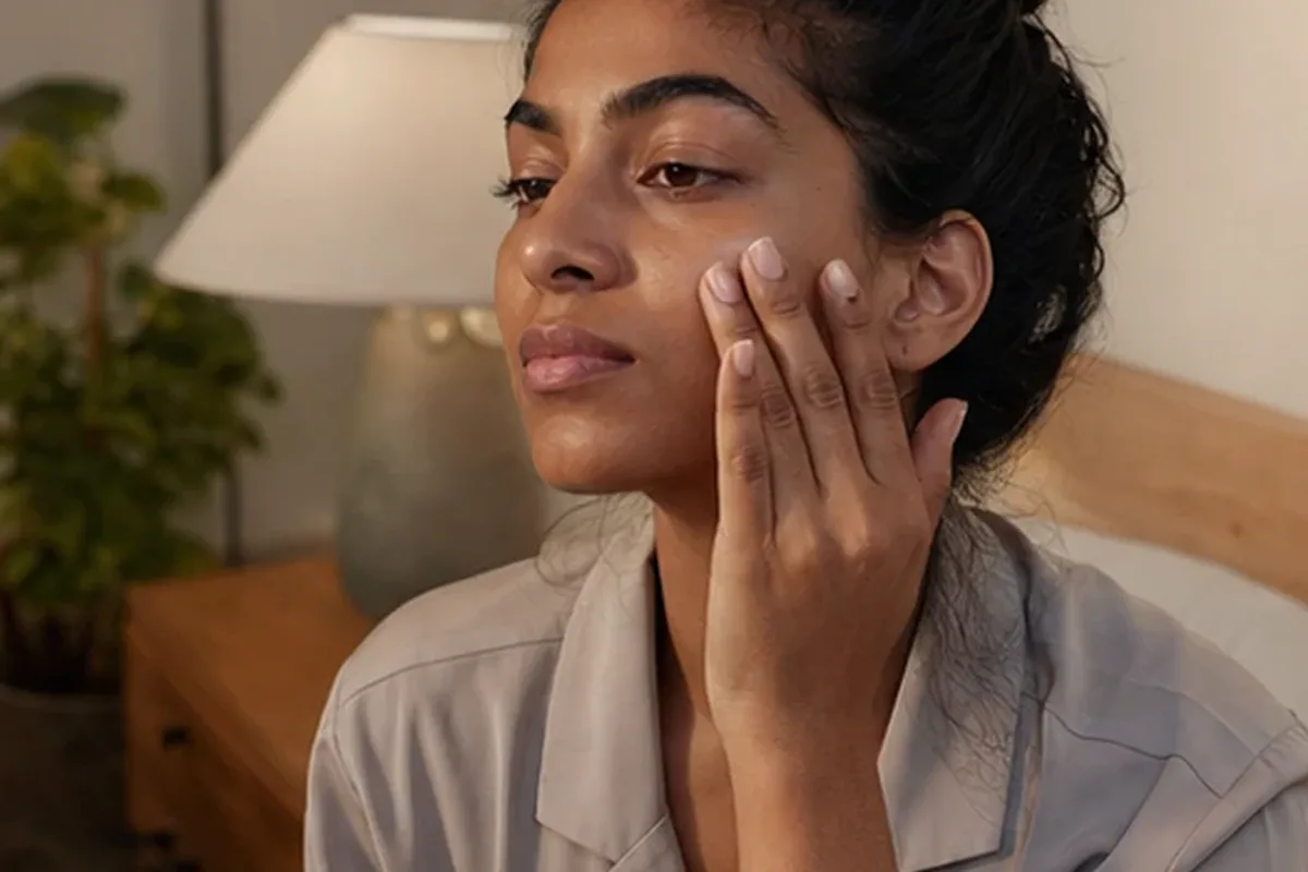 Authentischer Wohlfühlmoment passend zum Beauty-Thema Gesichtscreme bei Rötungen