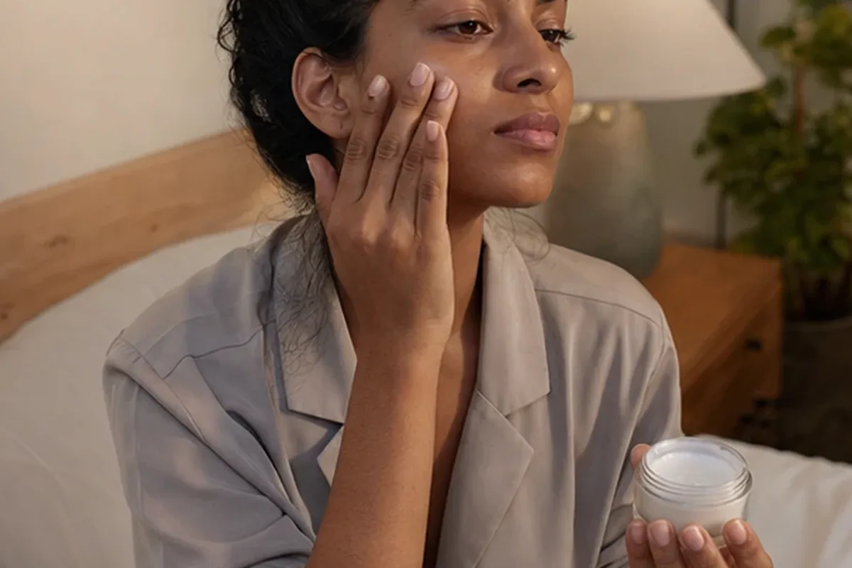 Authentische Beauty-Routine passend zum Thema Vitamin-C-Serum bei ersten Fältchen