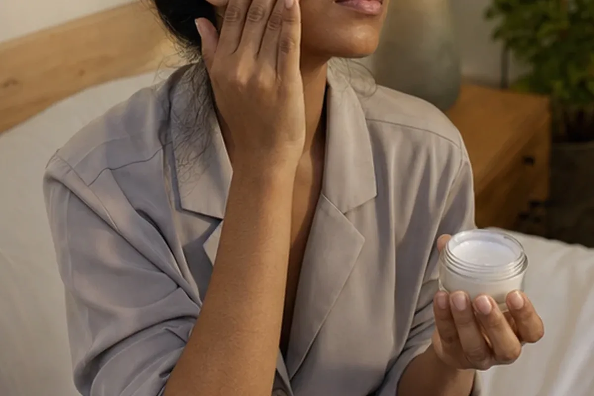 Authentische Beauty-Routine passend zum Thema Feuchtigkeitsserum bei ersten Fältchen