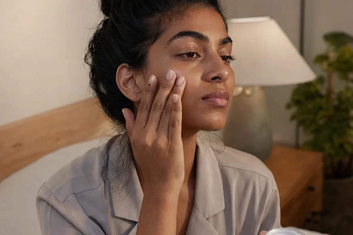 Authentischer Wohlfühlmoment passend zum Beauty-Thema Augenpflege bei Pigmentflecken