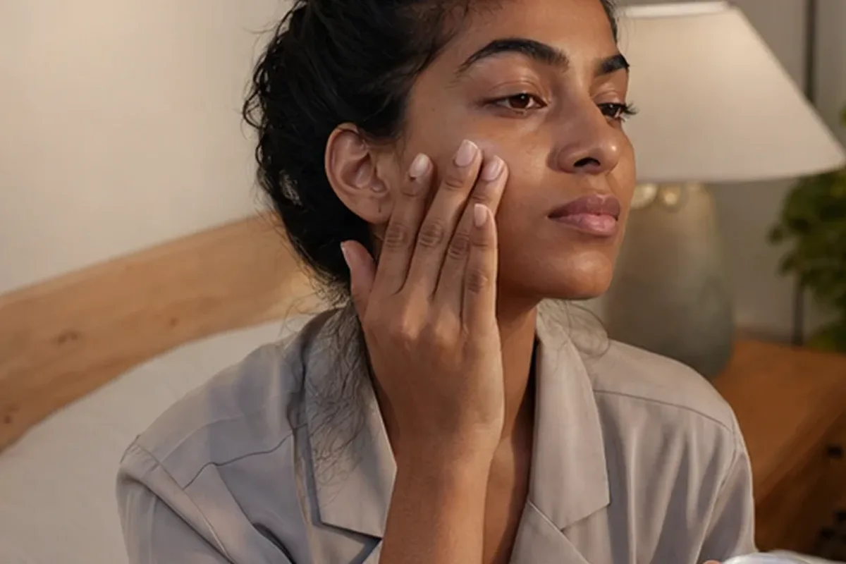 Hochwertige Beauty-Inszenierung zu Auswahlkriterien für Mizellenwasser bei ersten Fältchen