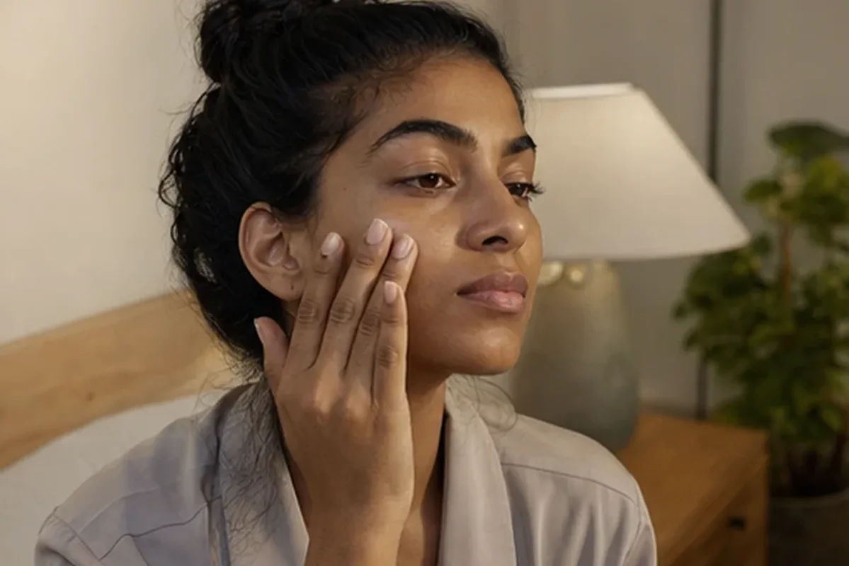 Authentischer Wohlfühlmoment passend zum Beauty-Thema Hautbarriere-Pflege für Mischhaut