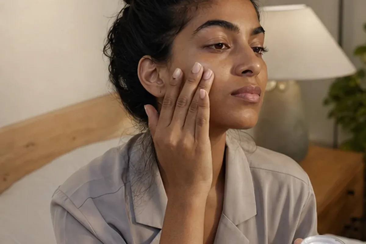 Authentischer Wohlfühlmoment passend zum Beauty-Thema Gesichtsmaske für trockene Haut