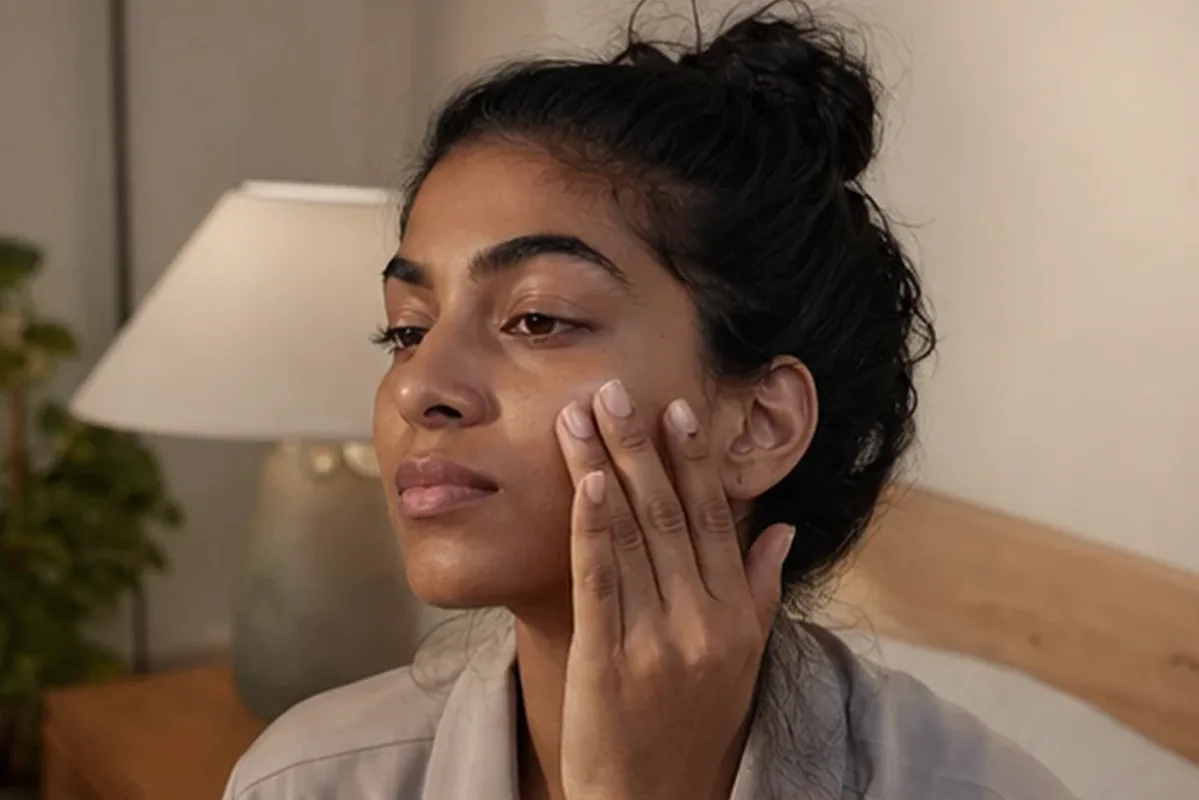 Authentischer Wohlfühlmoment passend zum Beauty-Thema Vitamin-C-Serum für empfindliche Haut