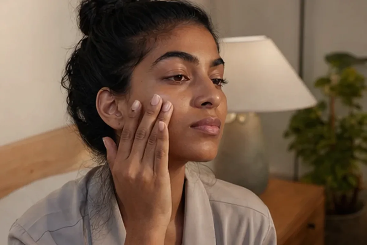 Authentischer Wohlfühlmoment passend zum Beauty-Thema Augenpflege für unreine Haut