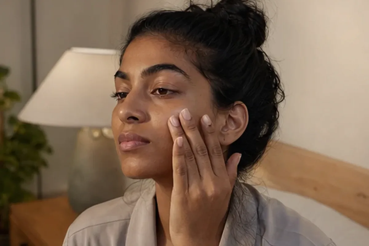 Authentischer Wohlfühlmoment passend zum Beauty-Thema Hyaluronsäure in der Hautpflege