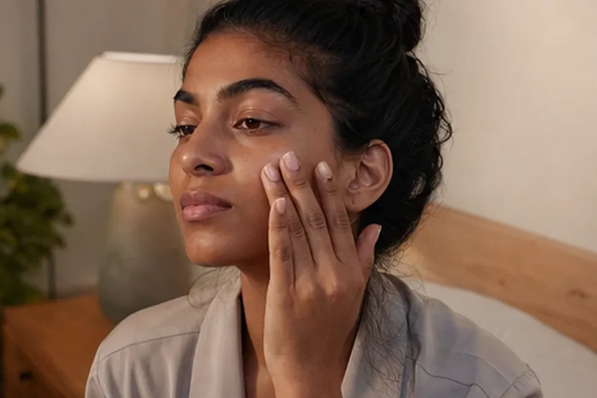 Authentischer Wohlfühlmoment passend zum Beauty-Thema Hautbarriere-Pflege für trockene Haut