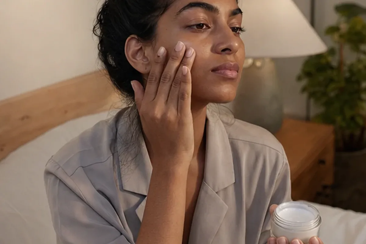 Authentischer Wohlfühlmoment passend zum Beauty-Thema Hyaluron-Serum für trockene Haut