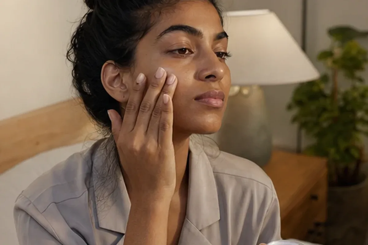 Hochwertige Beauty-Inszenierung zu Auswahlkriterien für Retinol-Serum bei Pigmentflecken