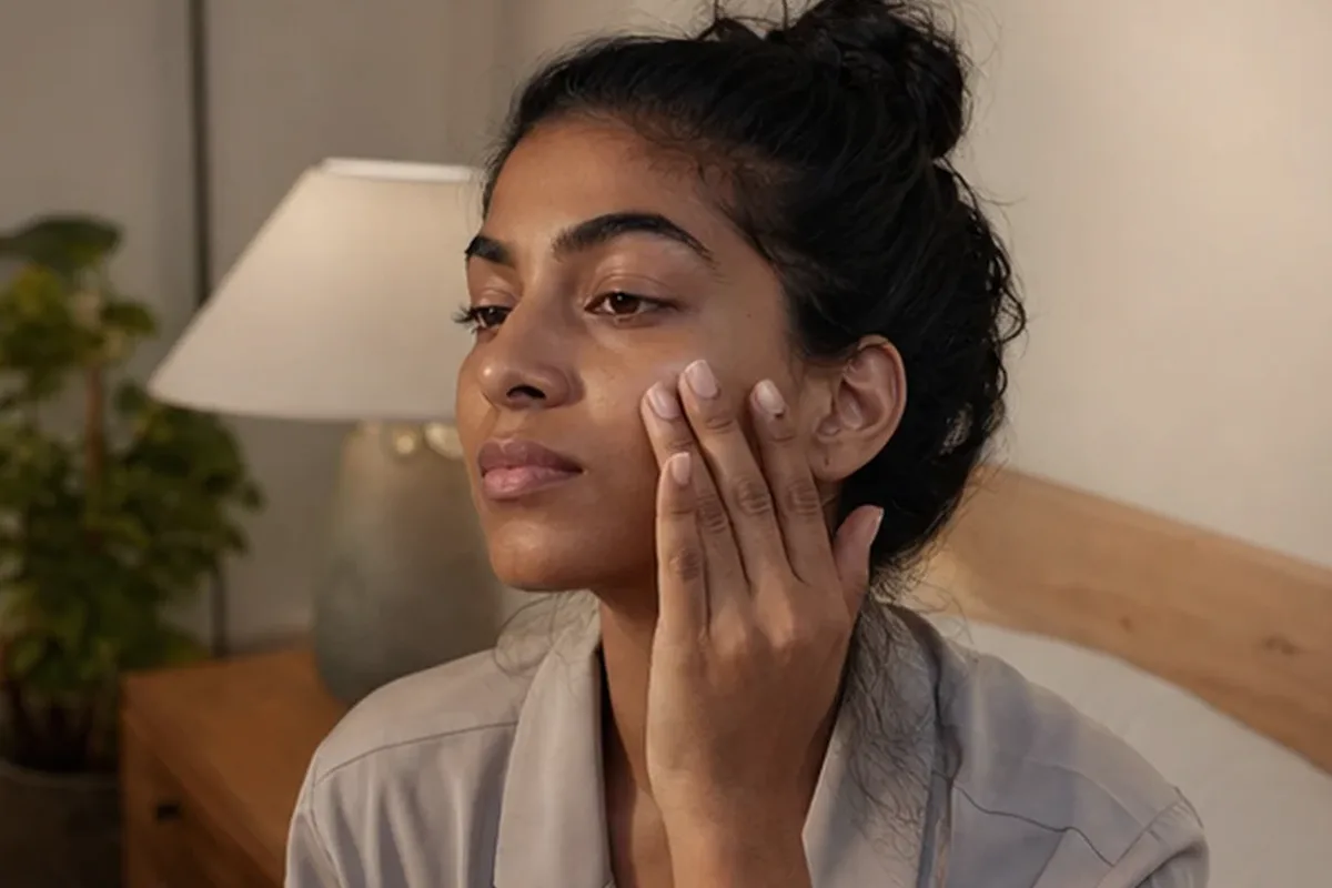 Authentischer Wohlfühlmoment passend zum Beauty-Thema Hyaluron-Serum für unreine Haut