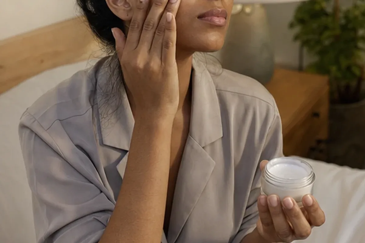 Emotionaler und authentischer Anwendungsmoment rund um Chemisches Peeling bei Pigmentflecken