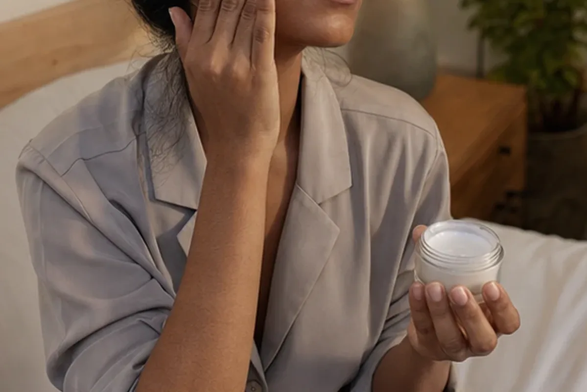 Authentische Beauty-Routine passend zum Thema Feuchtigkeitsserum bei ersten Fältchen