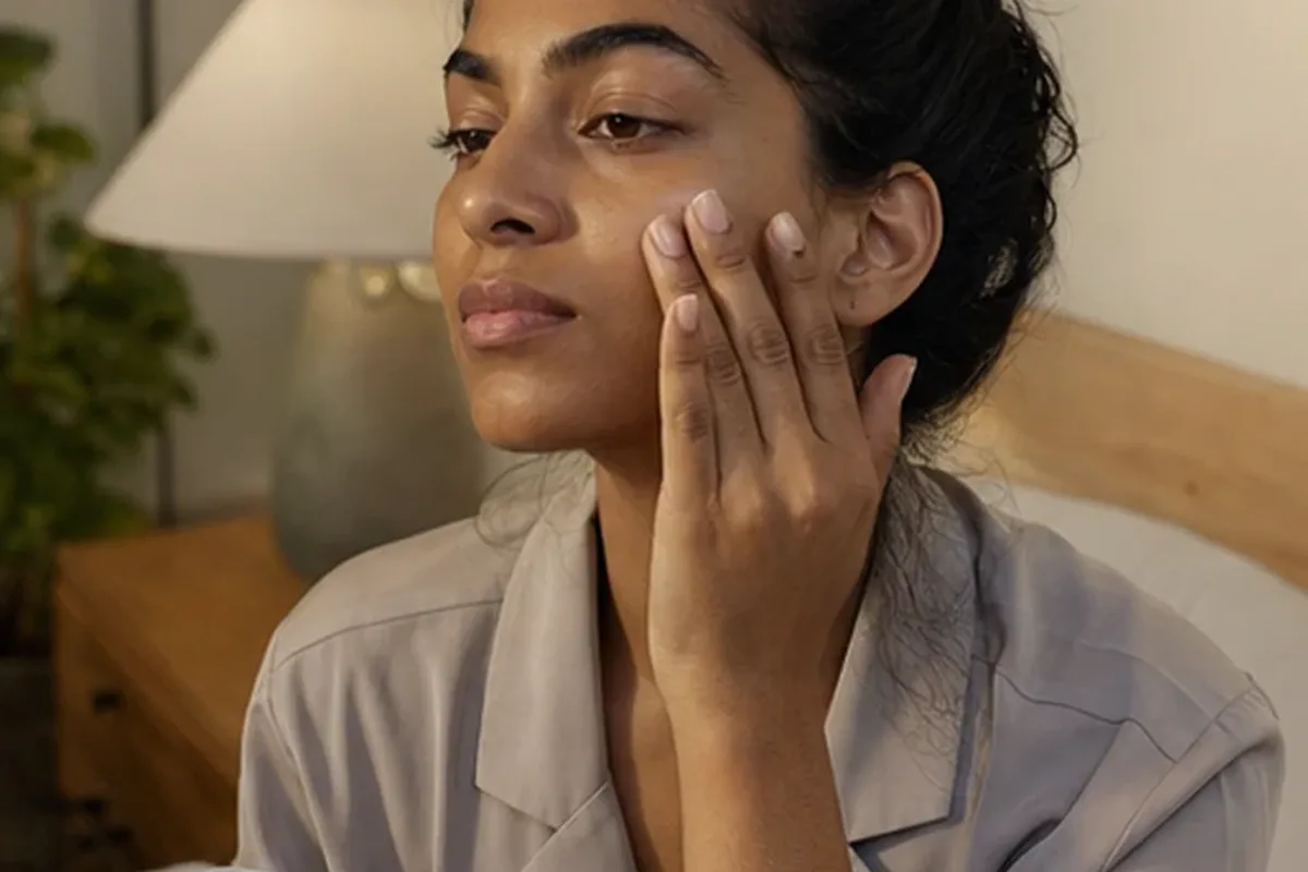 Authentischer Wohlfühlmoment passend zum Beauty-Thema Gesichtsreinigung für fettige Haut