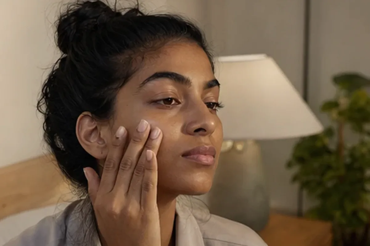 Authentischer Wohlfühlmoment passend zum Beauty-Thema Gesichtsmaske für trockene Haut