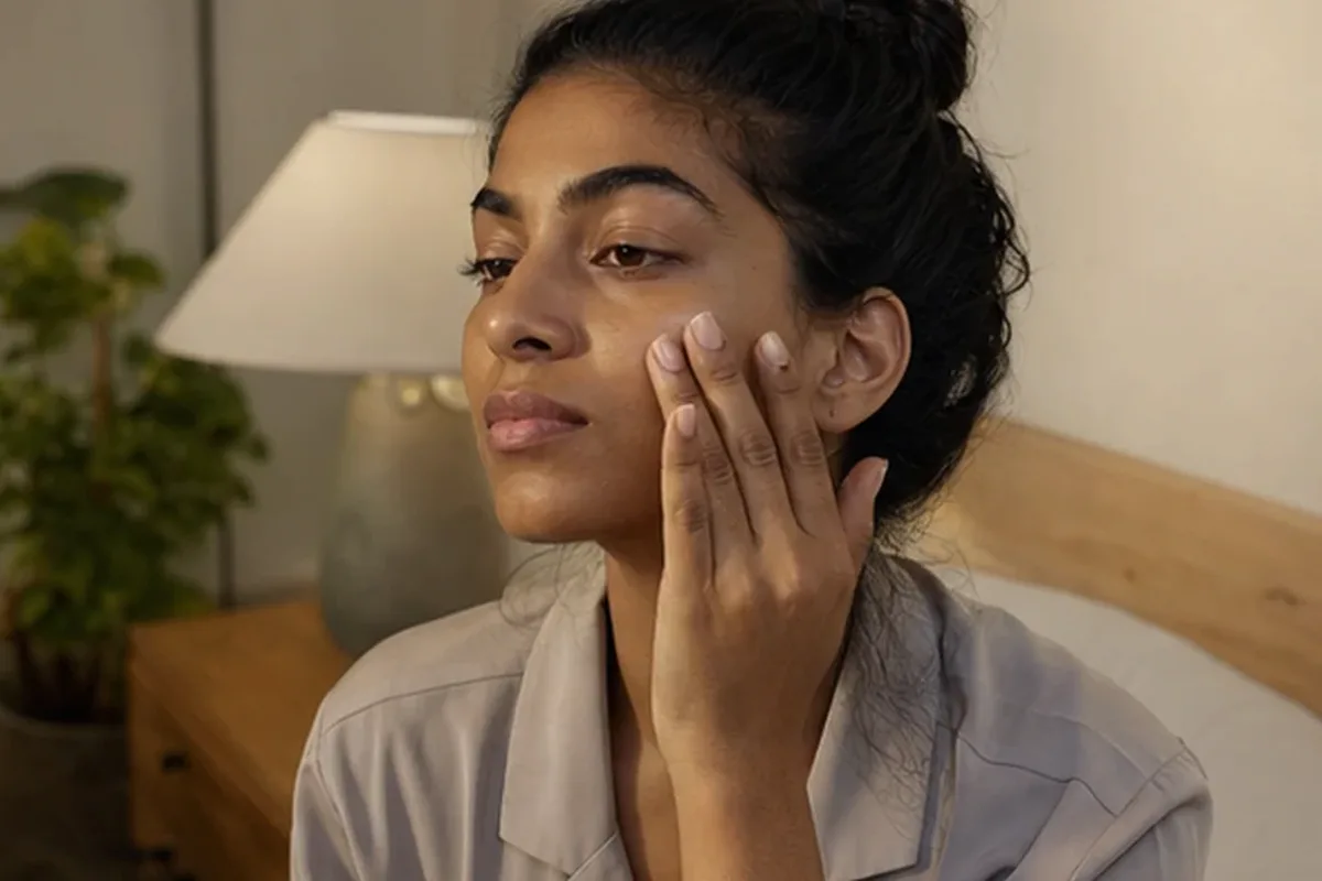 Authentischer Wohlfühlmoment passend zum Beauty-Thema Retinol-Serum für unreine Haut