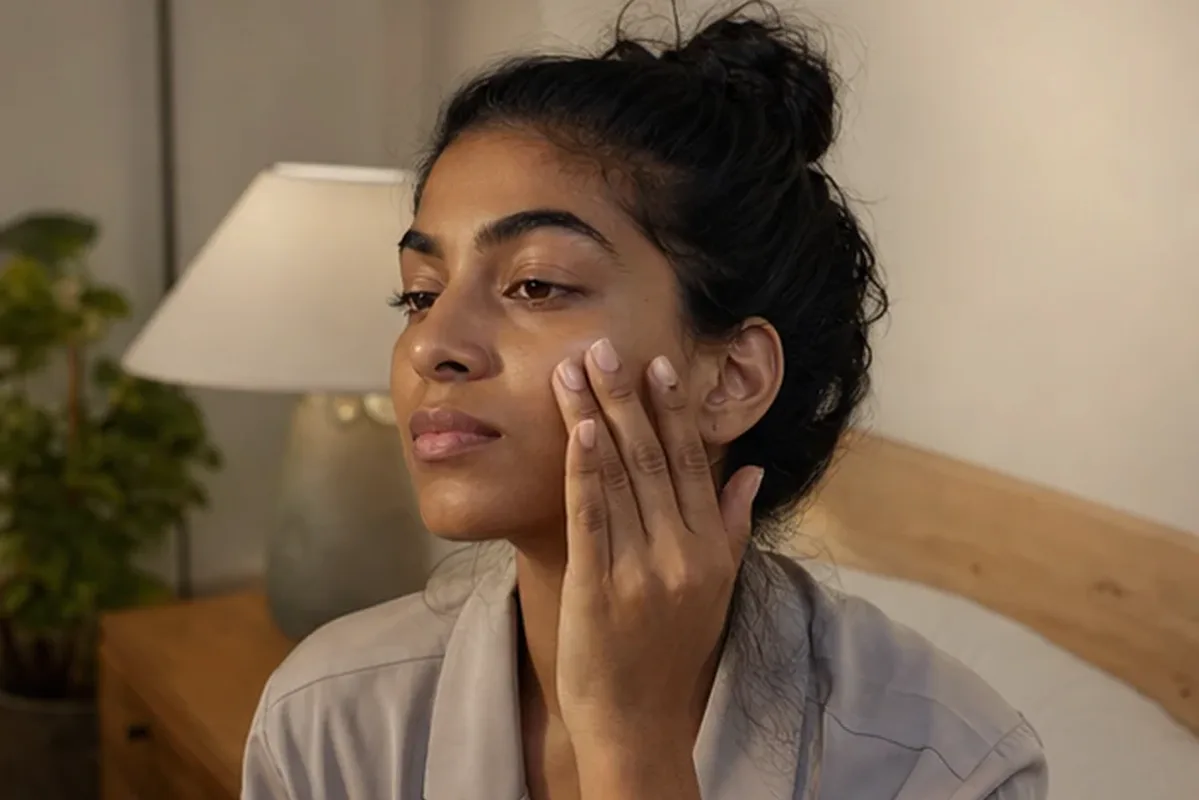 Authentische Beauty-Routine passend zum Thema Gesichtsmaske für unreine Haut