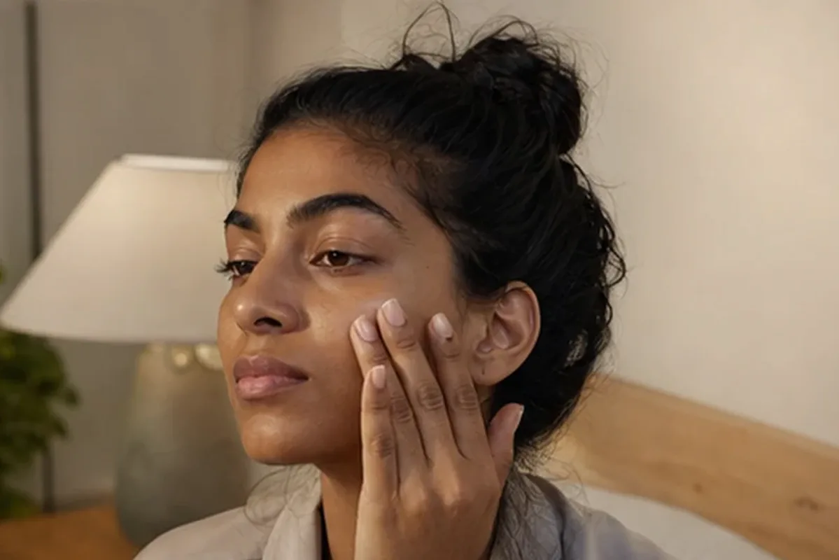Hochwertige Beauty-Inszenierung zu Auswahlkriterien für Hyaluron-Serum bei Pigmentflecken