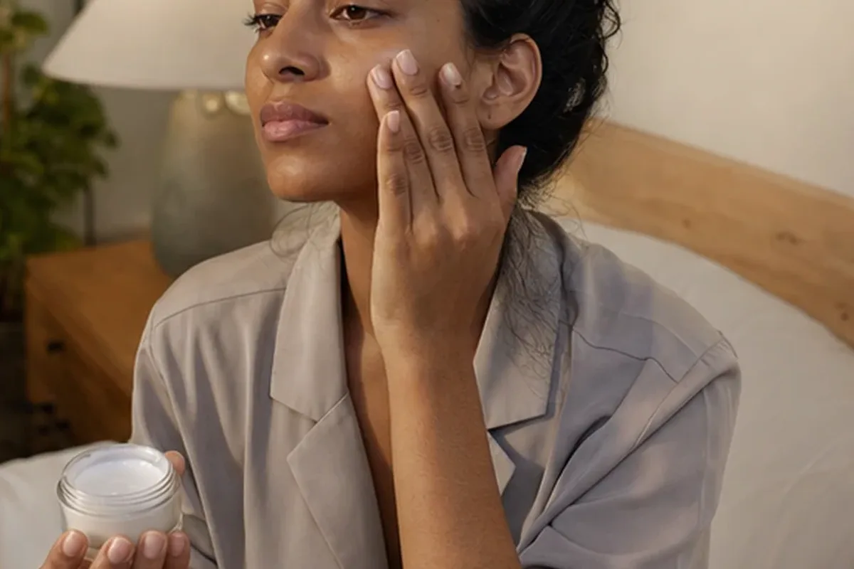 Authentische Beauty-Routine passend zum Thema Feuchtigkeitsserum bei Rötungen