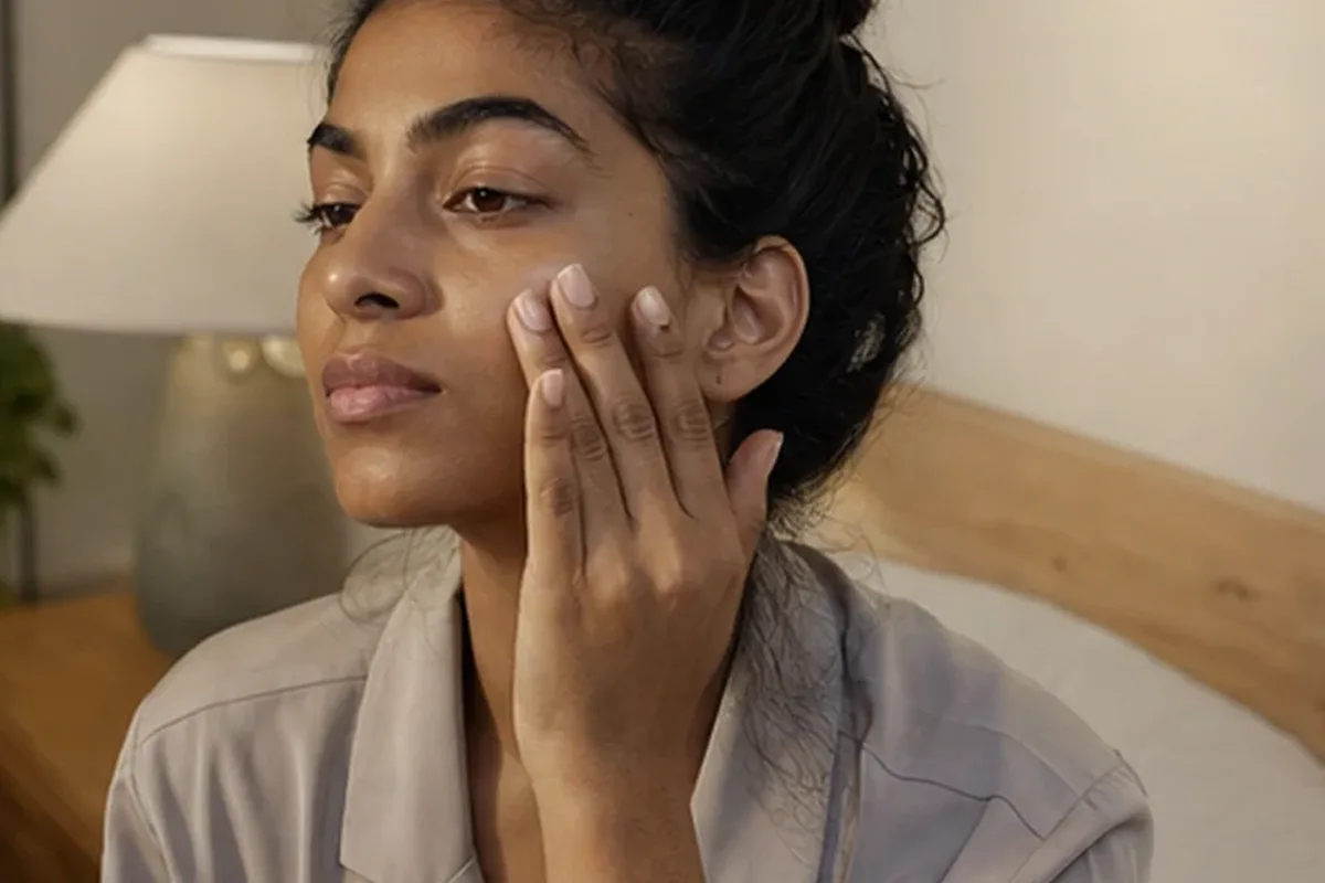 Hochwertige Beauty-Inszenierung zu Auswahlkriterien für Mizellenwasser bei Rötungen
