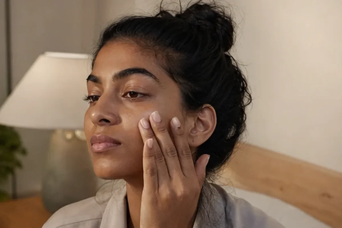 Authentischer Wohlfühlmoment passend zum Beauty-Thema Gesichtsreinigung für empfindliche Haut