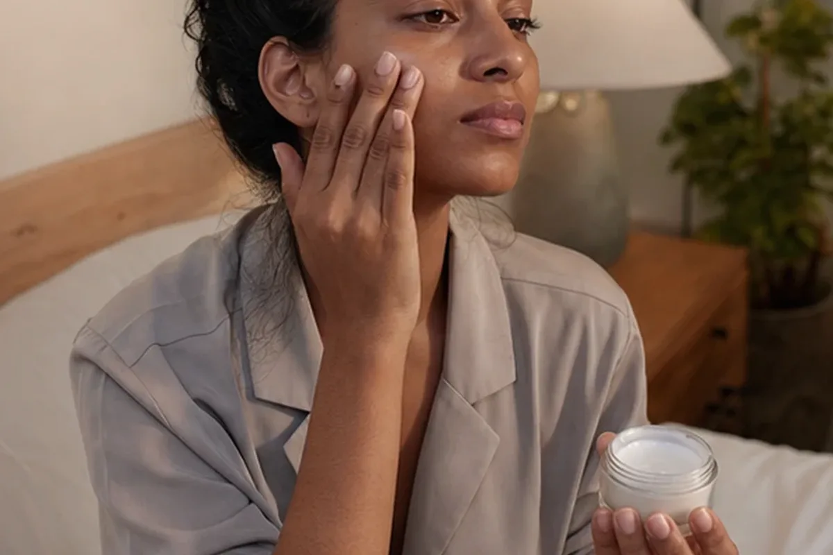 Authentischer Wohlfühlmoment passend zum Beauty-Thema Anti-Aging-Routine bei ersten Fältchen