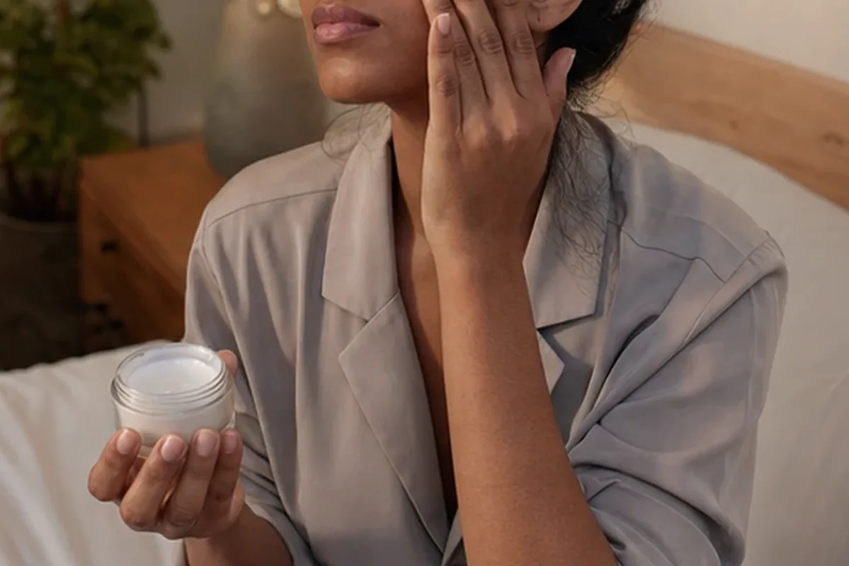 Authentische Beauty-Routine passend zum Thema Hyaluron-Serum für trockene Haut