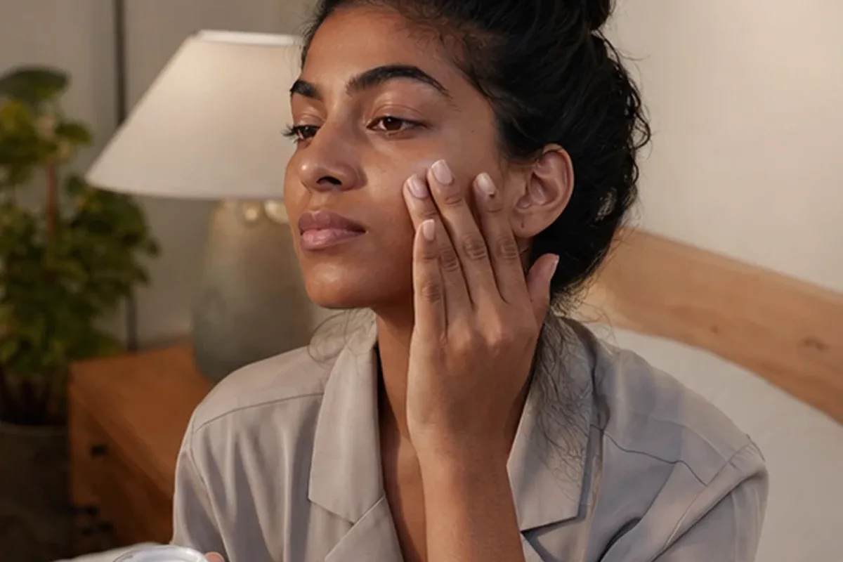 Authentischer Wohlfühlmoment passend zum Beauty-Thema Gesichtscreme für empfindliche Haut