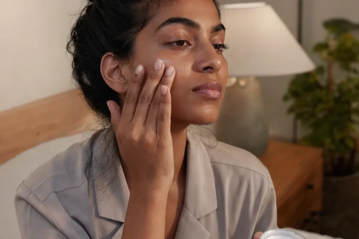 Authentischer Wohlfühlmoment passend zum Beauty-Thema Hyaluron-Serum für unreine Haut