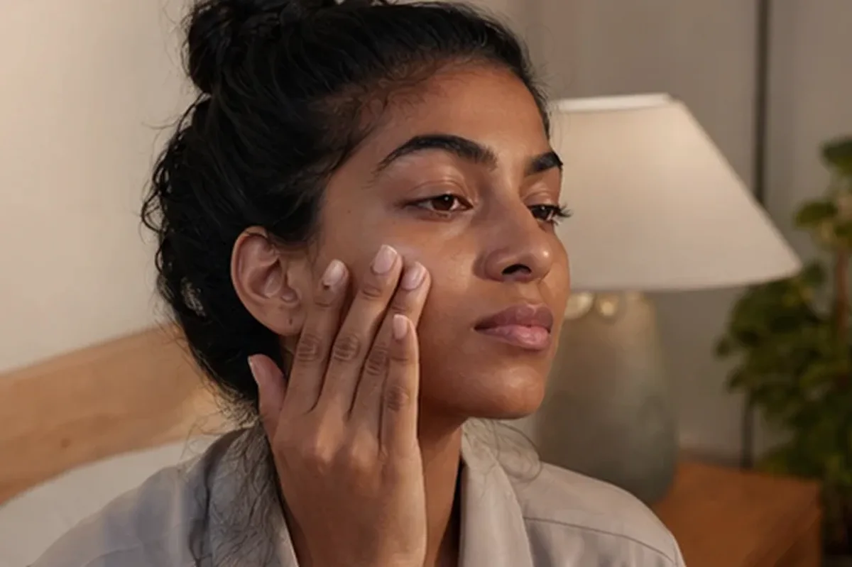 Authentischer Wohlfühlmoment passend zum Beauty-Thema Gesichtscreme für empfindliche Haut