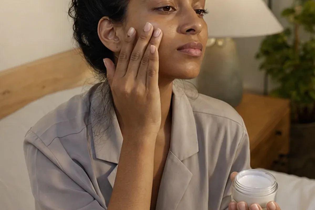 Authentischer Wohlfühlmoment passend zum Beauty-Thema Retinol-Serum bei Rötungen