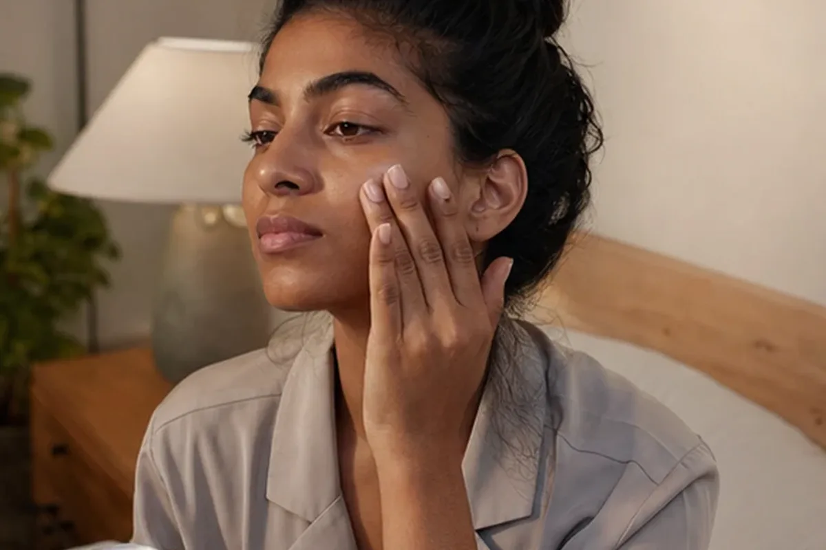 Authentischer Wohlfühlmoment passend zum Beauty-Thema Retinol-Serum bei Pigmentflecken