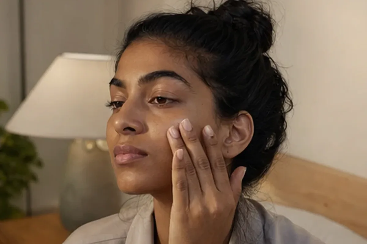 Authentische Beauty-Routine passend zum Thema Hyaluron-Serum für trockene Haut
