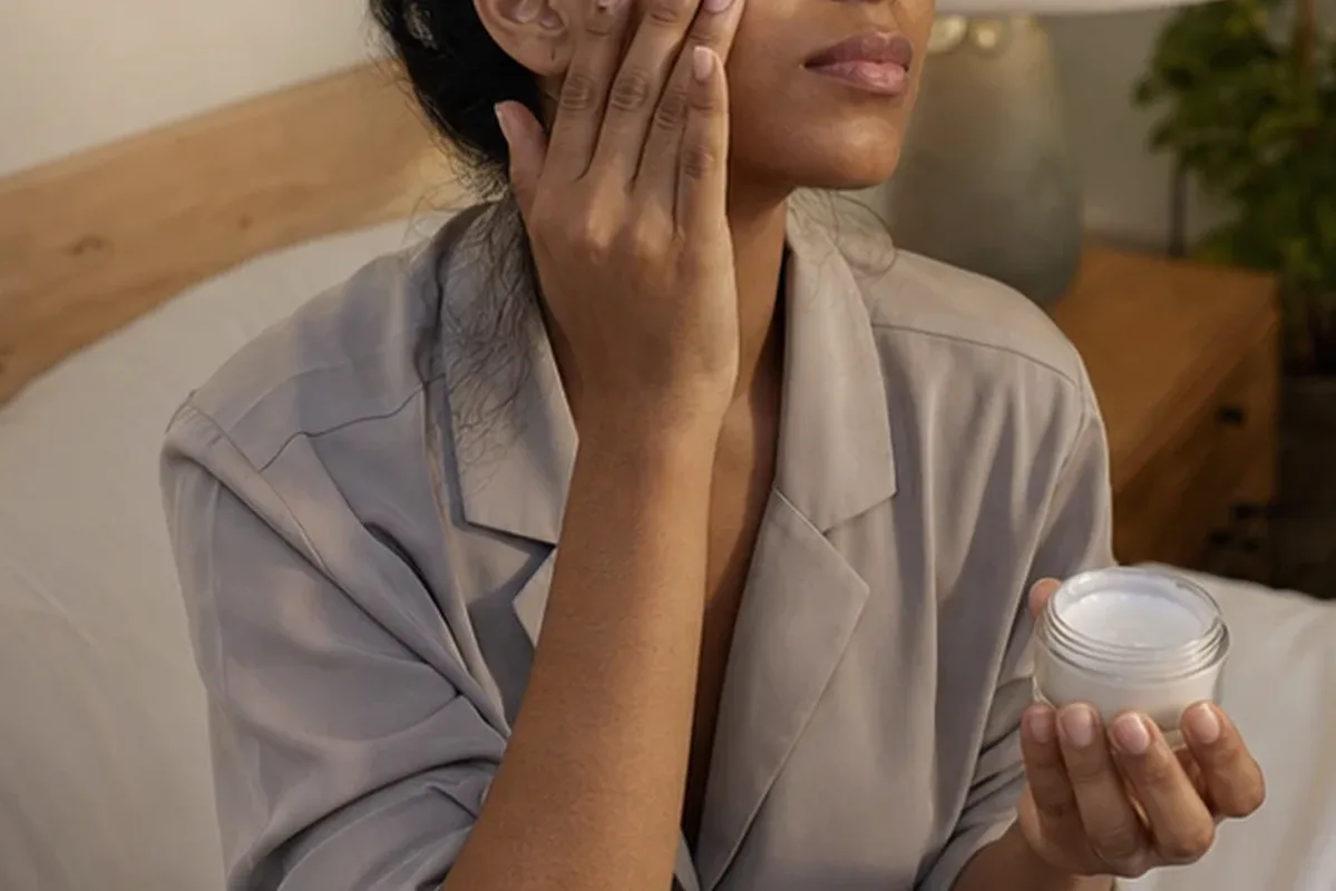 Redaktionelle Detailaufnahme zur Orientierung bei Vitamin-C-Serum bei ersten Fältchen