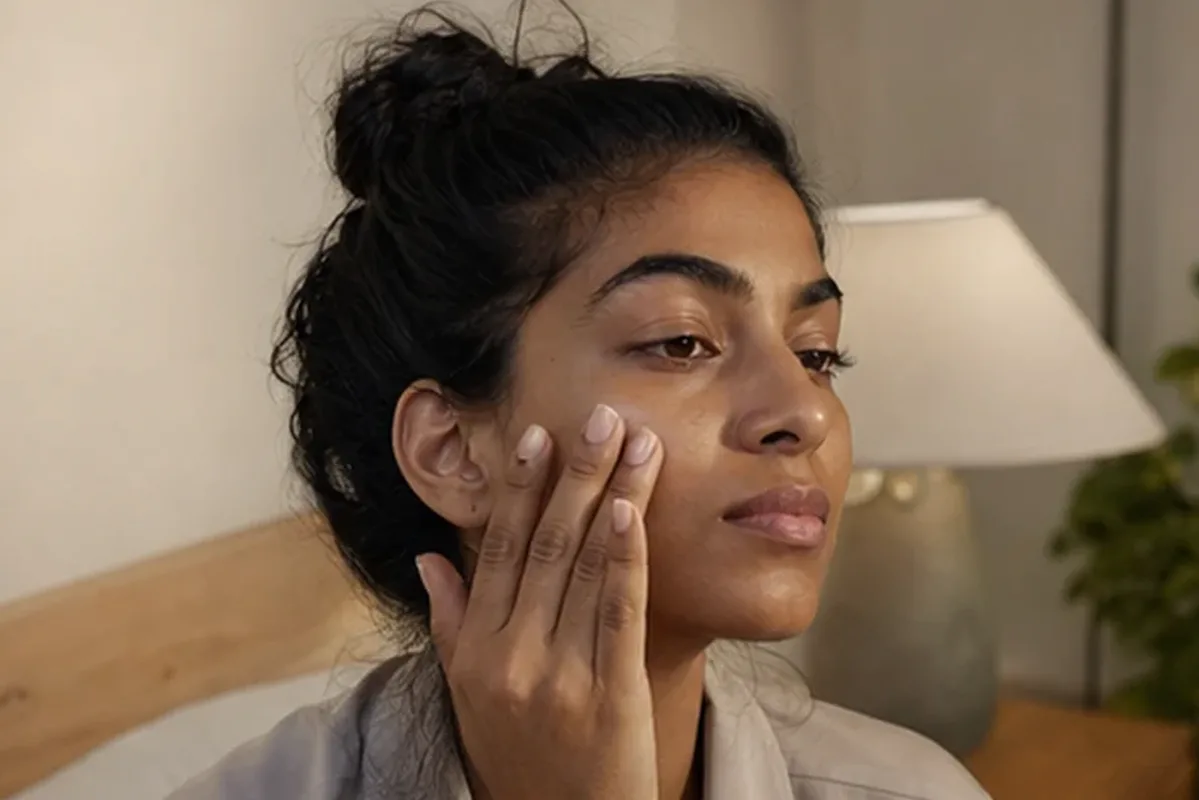 Hochwertige Beauty-Inszenierung zu Auswahlkriterien für Niacinamid-Serum für Mischhaut