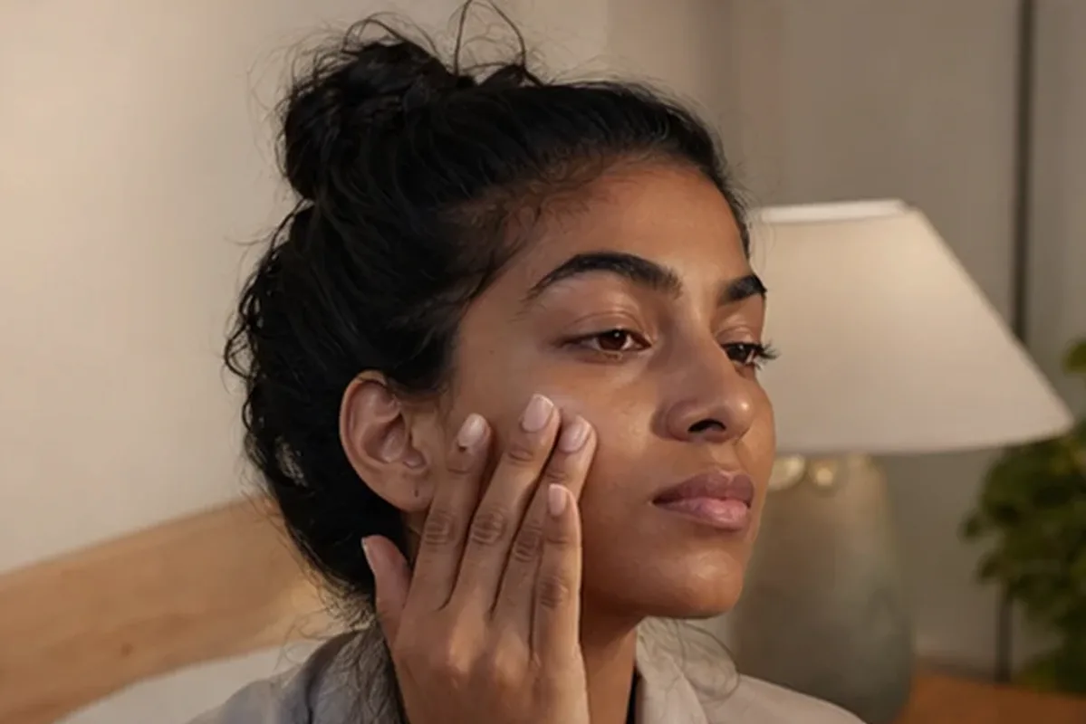 Authentischer Wohlfühlmoment passend zum Beauty-Thema Feuchtigkeitsserum für Mischhaut