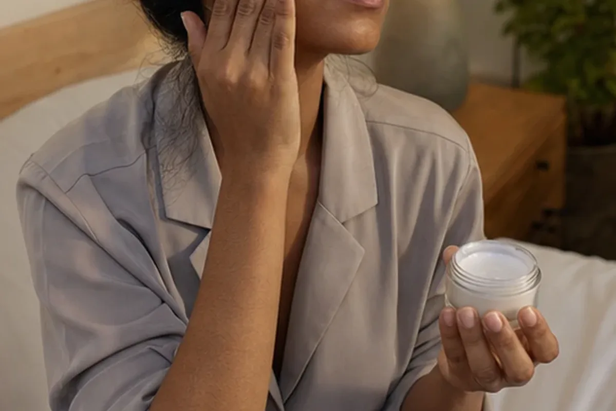 Authentische Beauty-Routine passend zum Thema Hyaluron-Serum bei ersten Fältchen