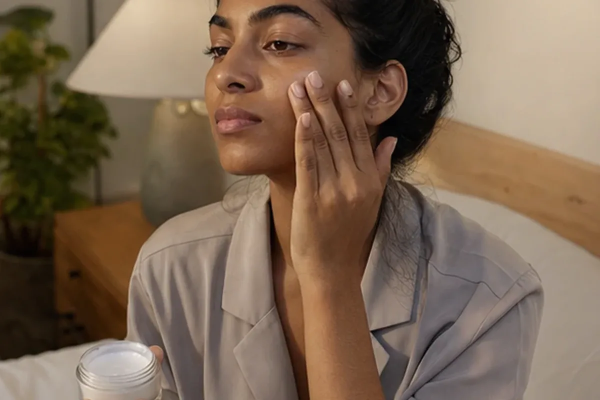 Authentischer Wohlfühlmoment passend zum Beauty-Thema Chemisches Peeling für empfindliche Haut