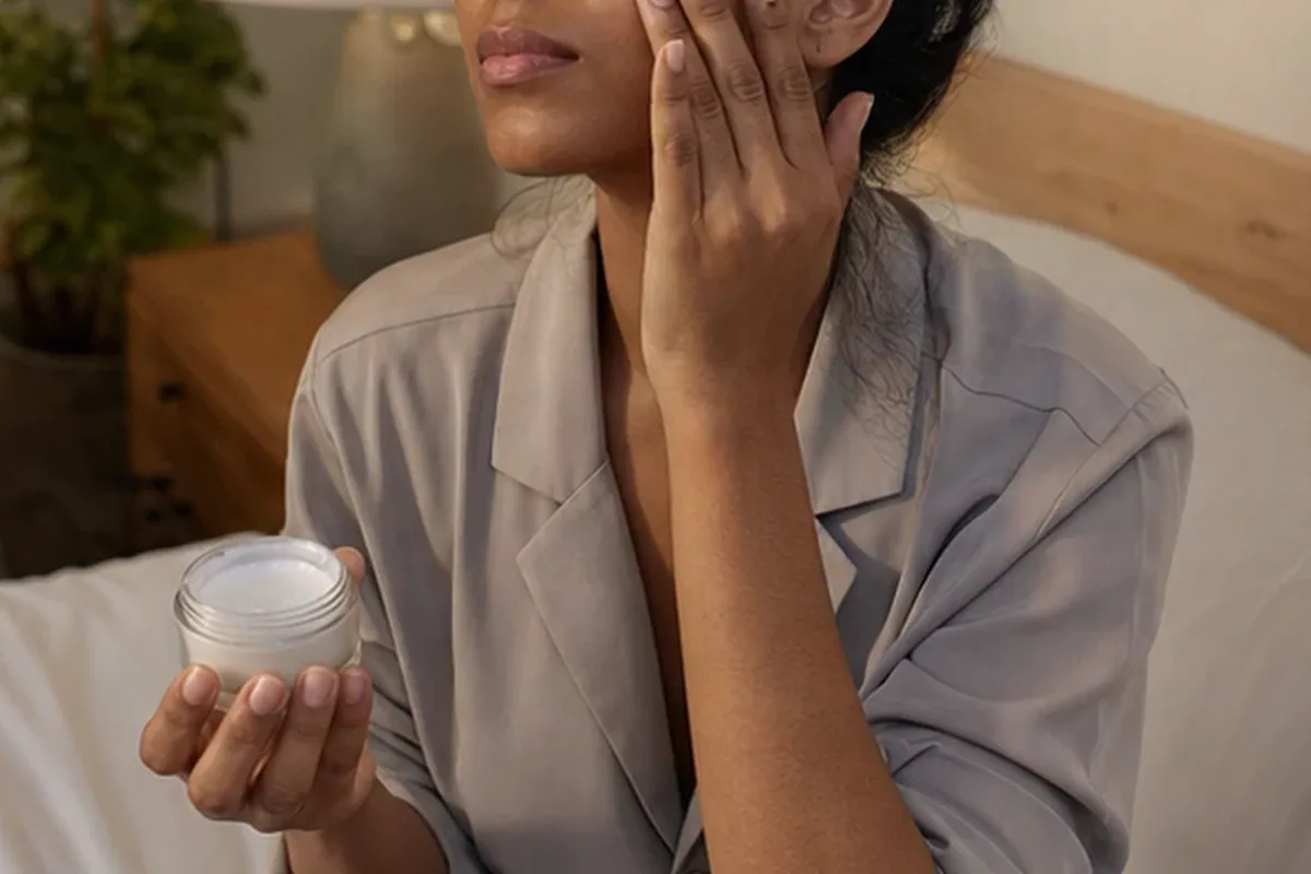 Hochwertige Beauty-Inszenierung zu Auswahlkriterien für Retinol-Serum für empfindliche Haut