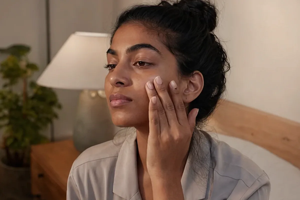 Hochwertige Beauty-Inszenierung zu Auswahlkriterien für Hyaluron-Serum für Mischhaut