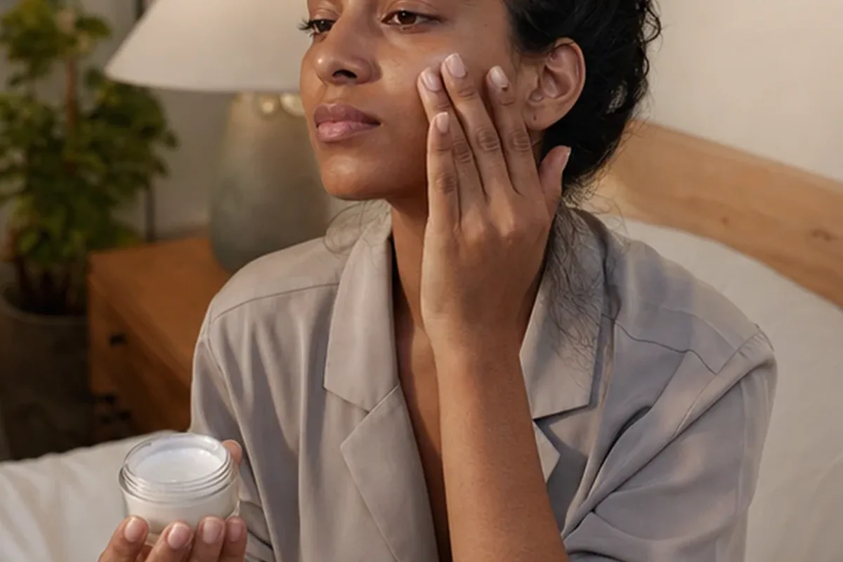 Emotionaler und authentischer Anwendungsmoment rund um Anti-Aging-Routine für fettige Haut