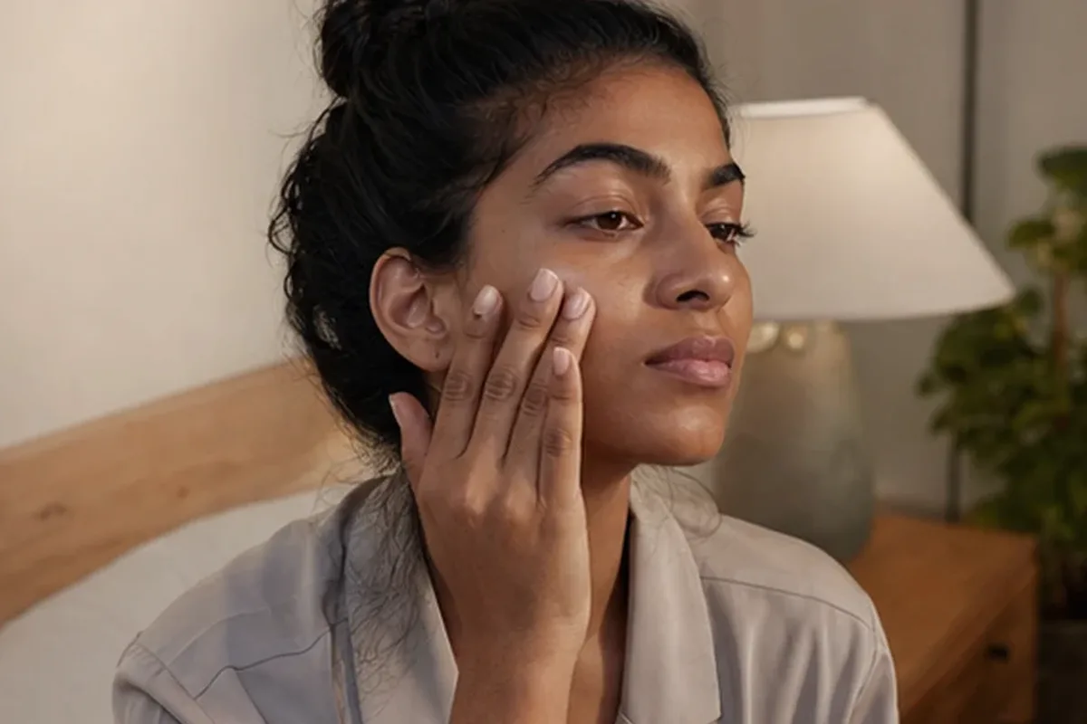 Authentischer Wohlfühlmoment passend zum Beauty-Thema Hyaluron-Serum bei Pigmentflecken
