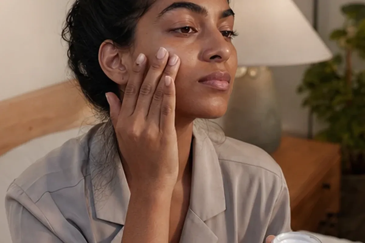 Emotionaler und authentischer Anwendungsmoment rund um Retinol-Serum bei Pigmentflecken