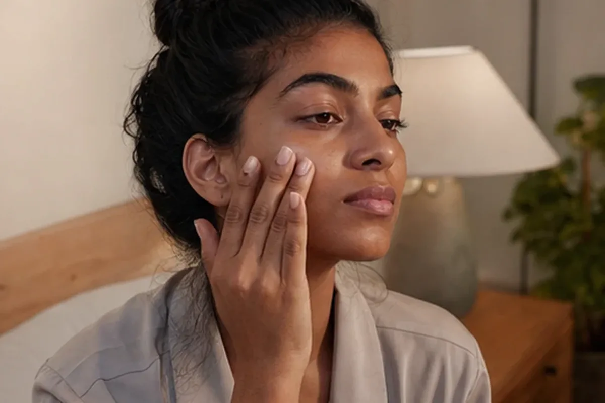 Hochwertige Beauty-Inszenierung zu Auswahlkriterien für Gesichtswasser bei ersten Fältchen