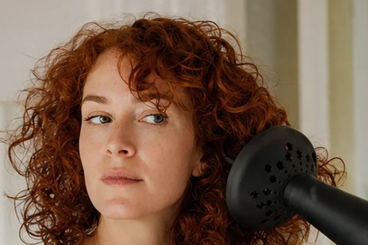 Redaktionelle Detailaufnahme zur Orientierung bei Silbershampoo für lockiges Haar