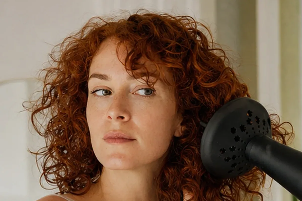 Redaktioneller Beauty-Moment zur Ausgangslage bei Anti-Frizz-Pflege bei fettigem Ansatz