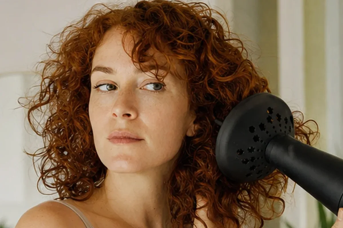 Emotionaler und authentischer Anwendungsmoment rund um Tiefenreinigungsshampoo für feines Haar