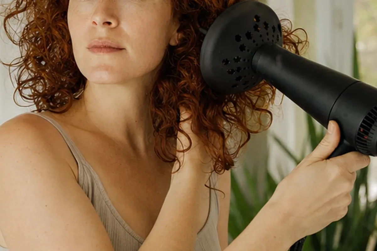 Authentischer Wohlfühlmoment passend zum Beauty-Thema Lockengel bei Frizz