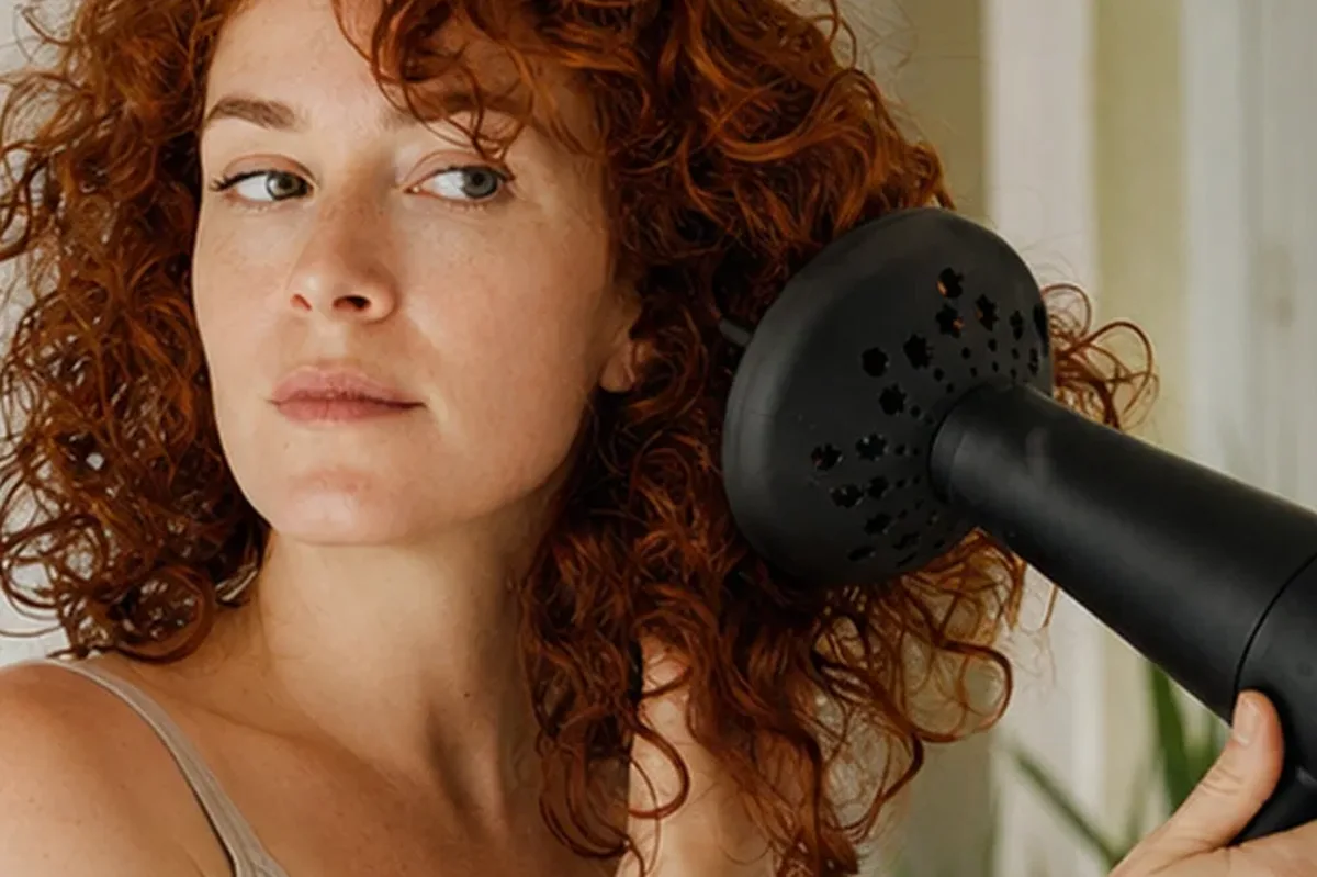 Hochwertige Beauty-Inszenierung zu Auswahlkriterien für Conditioner für lockiges Haar
